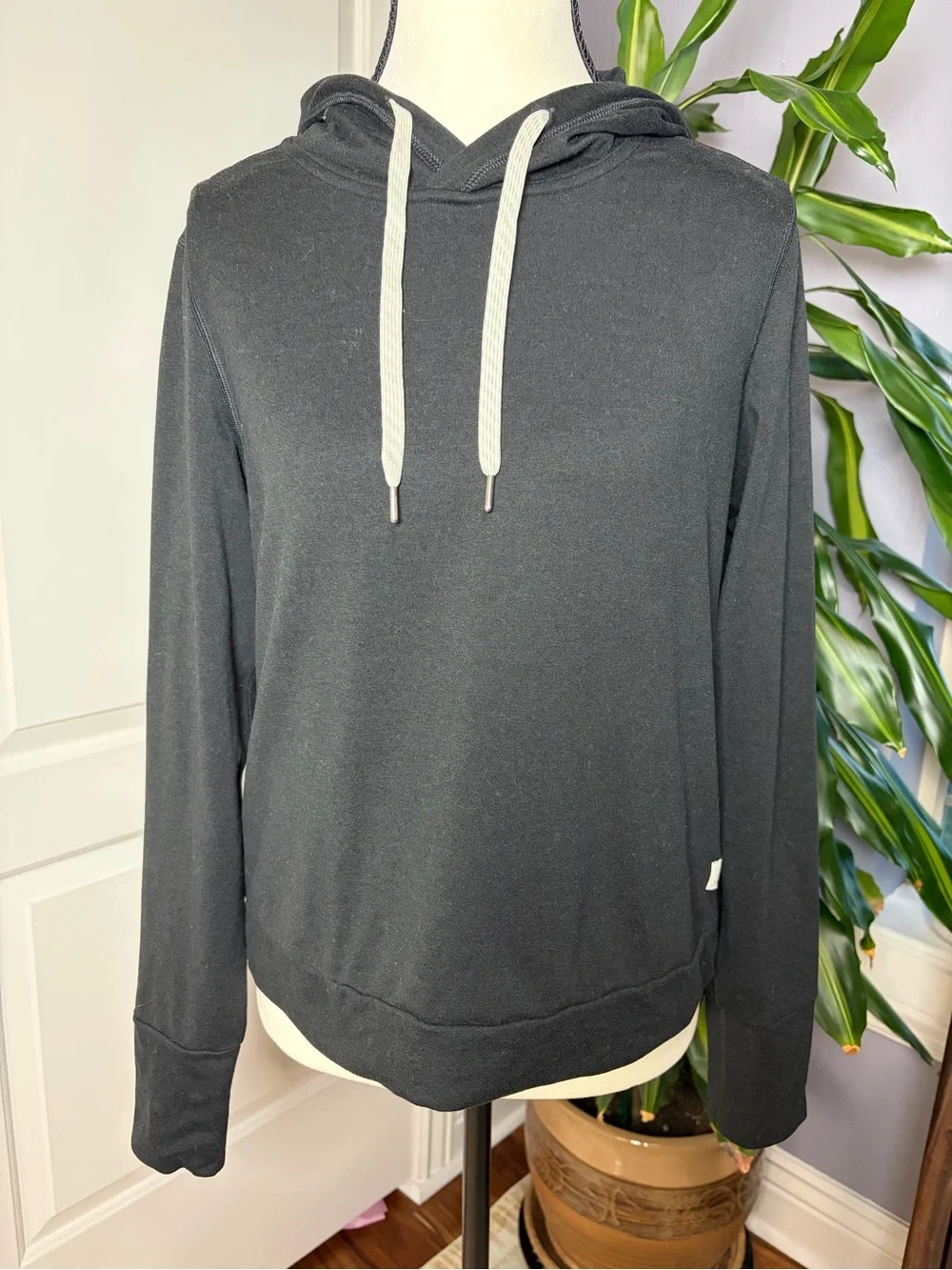 Vuori Halo Essential Hoodie Heathered Black Hooded Long-Sleeve Pullover Top
